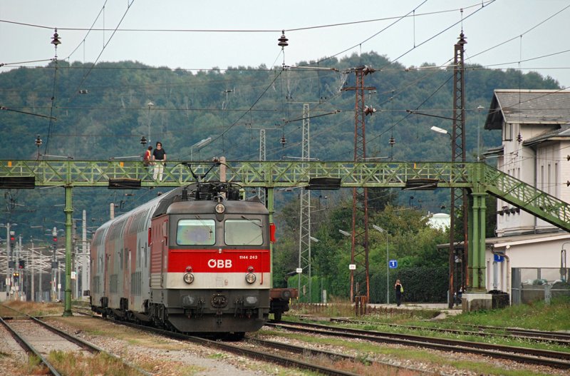 1144 243 verlt mit eine Regionalzug Unter Purkersdorf. Die Aufnahme entstand am 16.09.2009.