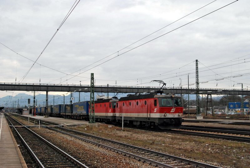 1144 245 und 1144 244 mit einem Gterzug in Rosenheim (17.01.2007)
