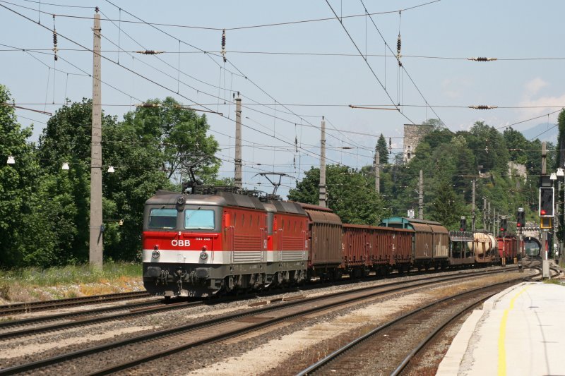 1144 246 + 225 mit einem gemischten Gterzug am 23.05.2009 in Brixlegg.