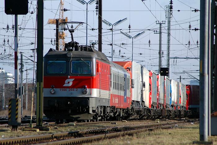 1144 246 durchfhrt am 8.12.2005 mit einer RoLa den Bahnhof Wien-Htteldorf
