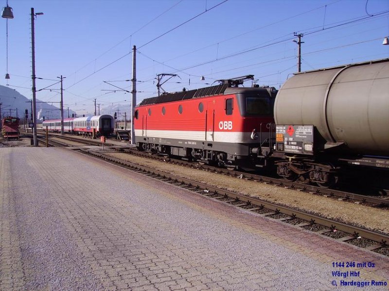 1144 246 ist gerade mit einem Gterzug angekommen und wird ihn anschliessend umfahren.
Wrgl 11.02.08