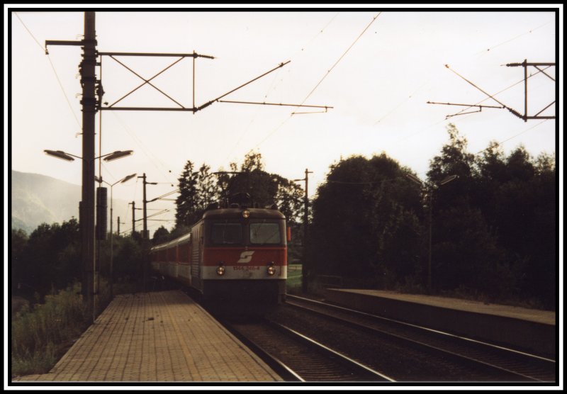 1144 246 rollt mit einem abendlichen Regionalzug von Innsbruck nach Kufstein in die Haltestelle Langkampfen.