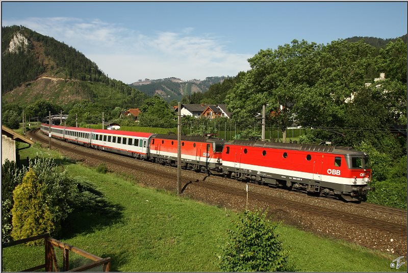 1144 247 & 279 ziehen IC 556  Erlebnis Demokratie  von Graz nach Wien S�d.
St�bing 11.06.2009