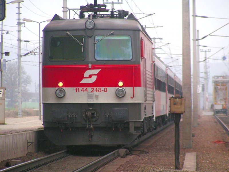 1144 248-0 dient als Schublok fr R 5920; Haltestelle Taufkirchen/Pram_0601119