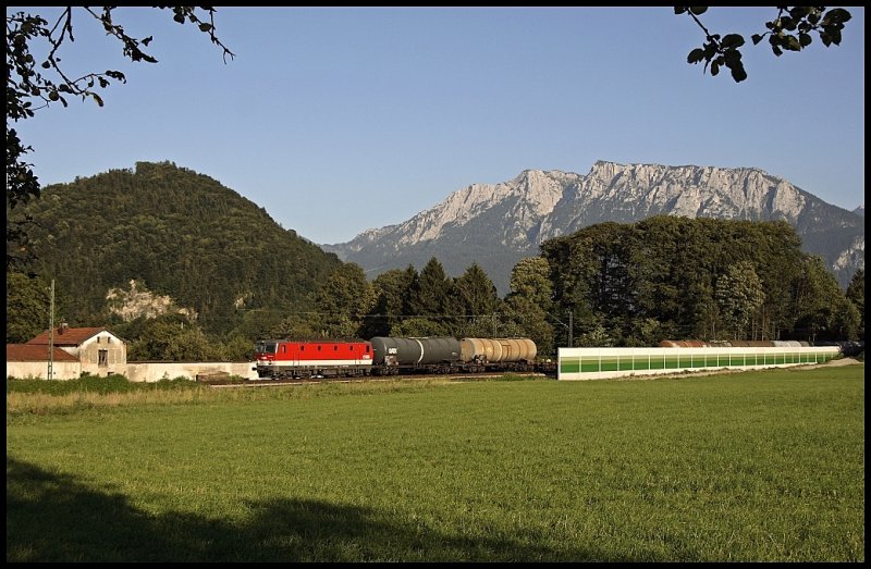 1144 248 (9181 1144 248-6) bringt einen gemischten Frachtzug durch das Inntal in Richtung Rosenheim und f�hrt beim Kloster Raisach an den neuen L�rmschutzw�nden vorr�ber.....
