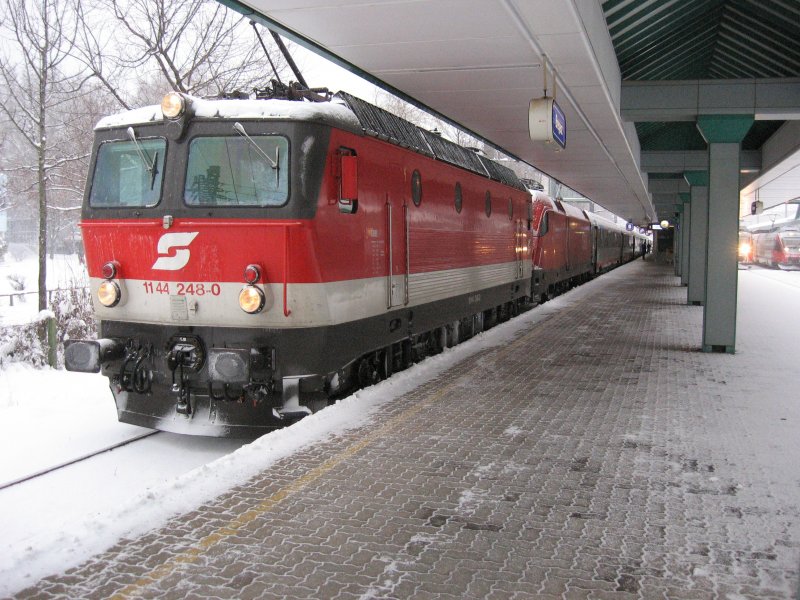 1144 248 vor 1116 211 die am 27.01.2006 zusammen den OEC 669 von Bregenz nach Graz fahren werden. 