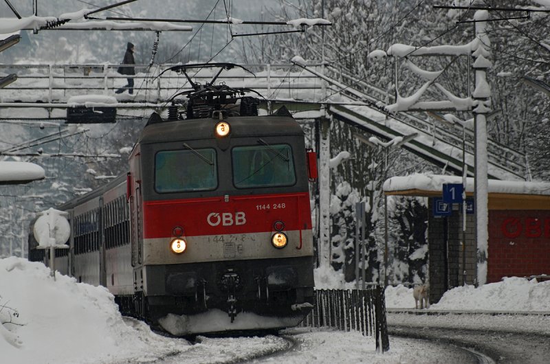 1144 248 vor R 2022 von Wien Westbahnhof nach St. Plten Hbf. Hier beim kurzen Aufenthalt im winterlichen Pressbaum am 31.01.2009.
