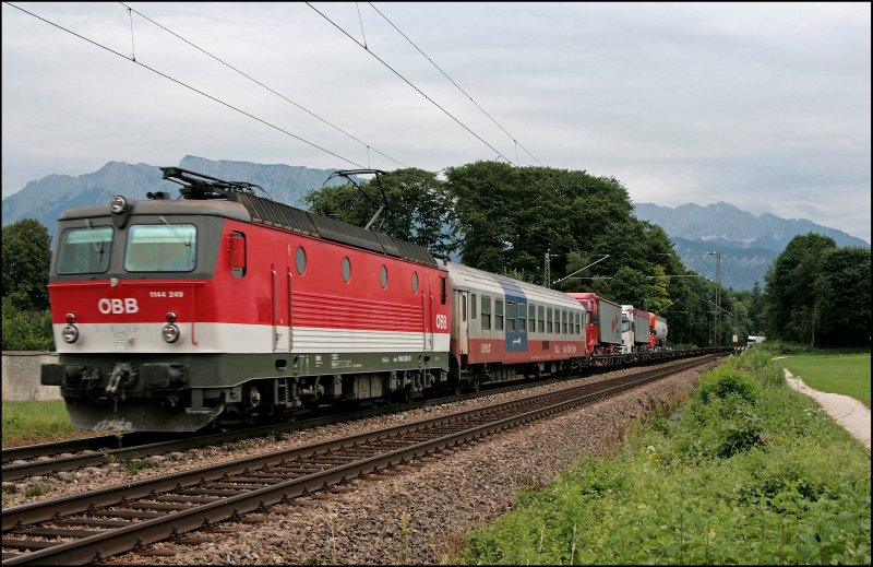 1144 249 (9181 1144 249-0) hat mit dem DGS 43842, Trento-Regensburg Hafen, und den Fnf Lkw´s keine Probleme und wird, mit dem unverkenbaren Rollgerusch der Waggons, bei Oberaudorf abgelichtet. (04.07.2008)