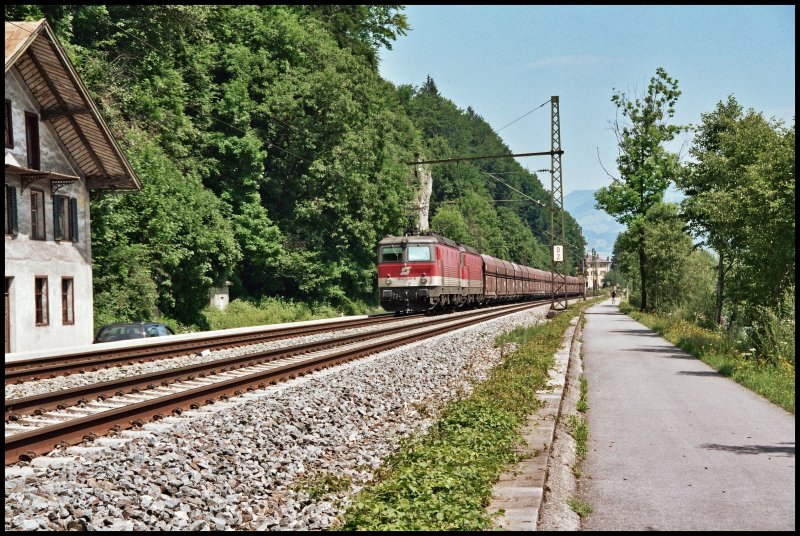 1144 249 und eine Schwestermaschine bringen bei Kiefersfelden einen Kalkzug nach Kirchbichel i.Tirol. Seit 200 Metern hat der Zug sterreichische Gleise unter den Rdern.
