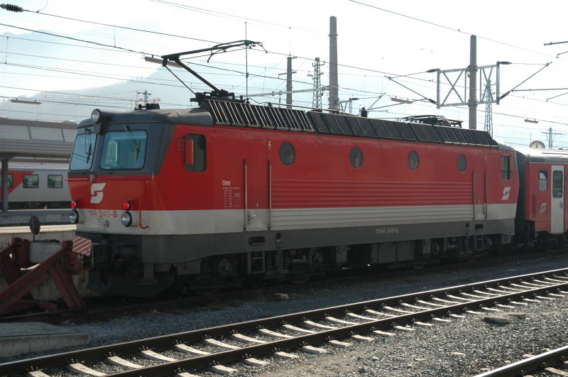 1144-249 vor CityShuttle im Bahnhof Innsbruck; 09.02.2007