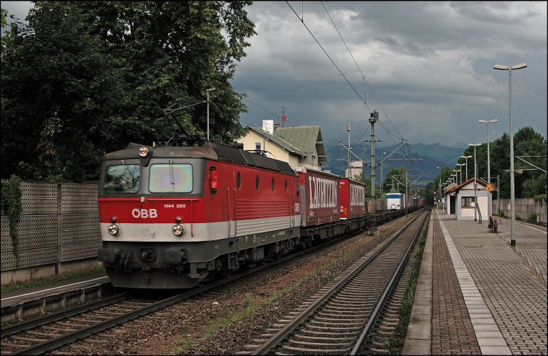 1144 250 hat den TEC 40575  LAURITZEN , von Taulov(DK) nach Verona Q. E. durchfhrt, auf der ber 1000 Km langen Fahrt, den Bahnhof Kiefersfelden. (03.07.2008)
