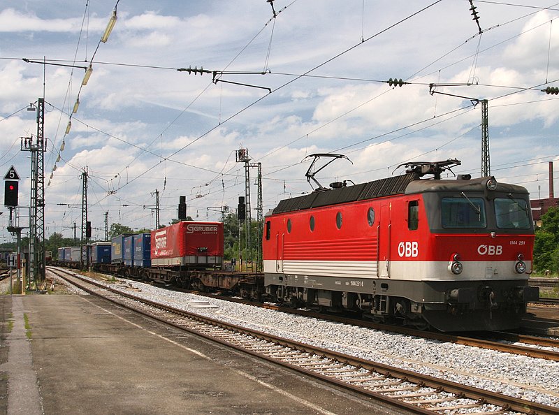 1144 251 durchfhrt am 20.06.08 mit einem Gterzug den Bf Rosenheim.