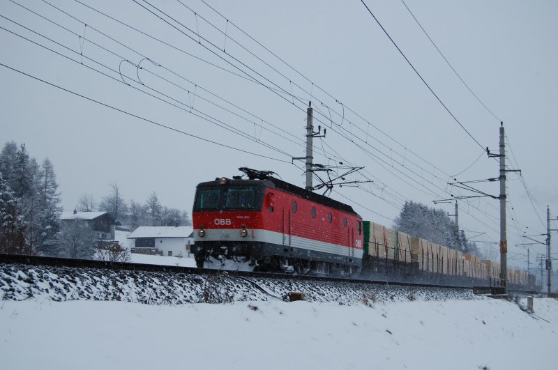 1144 251 durchfhrt mit einem Holzzug das Inntal, ihre Reise endet in Hall i. T. Terfens, 13.2.2009