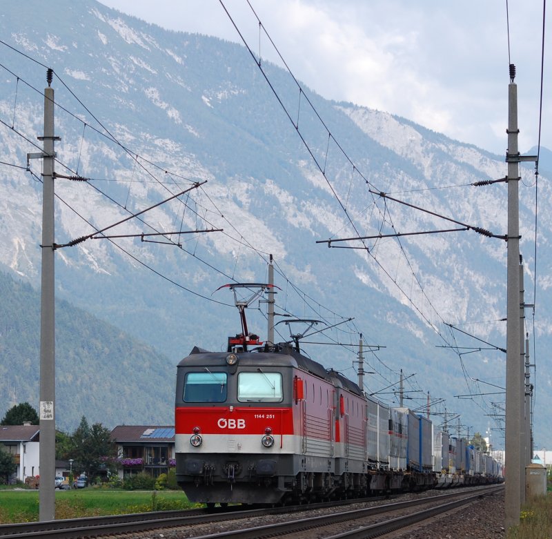 1144 251 und eine weitere Schwesterlok ziehen am 10.09.09 einen KLV-Zug kurz hinter Schwaz dem Brenner entgegen. Unterstzt werden sie hierbei durch die deutsche 182 008-3 am Zugende.