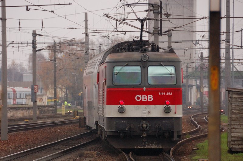 1144 252... und tsch... Richtung Wien. (Amstetten, N, Nov. 2008).