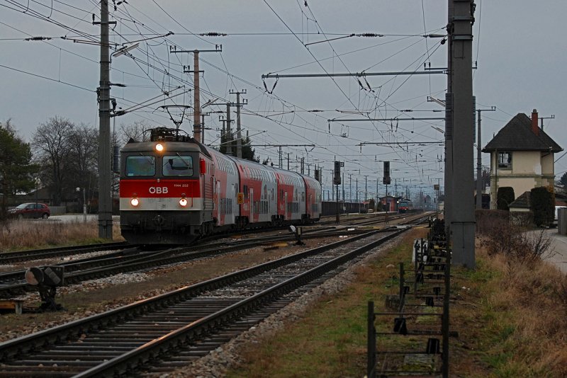 1144 252 verlt mir R 7110  Kunstmeile Krems  am 26.12.2008 den Bahnhof Absdorf-Hippersdorf in Richtung Krems/Donau.