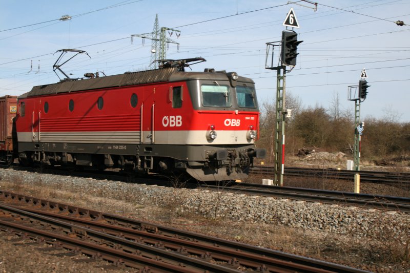 1144 255-0 am 30 Mrz 2008 kurz vor der Einfahrt in den Bahnhof Eichenberg.