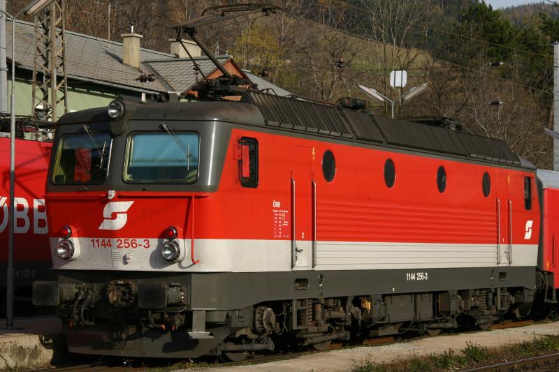 1144 256-3 mit dem R 1654 im Bahnhof Payerbach-Reichenau. (11.11.2005)