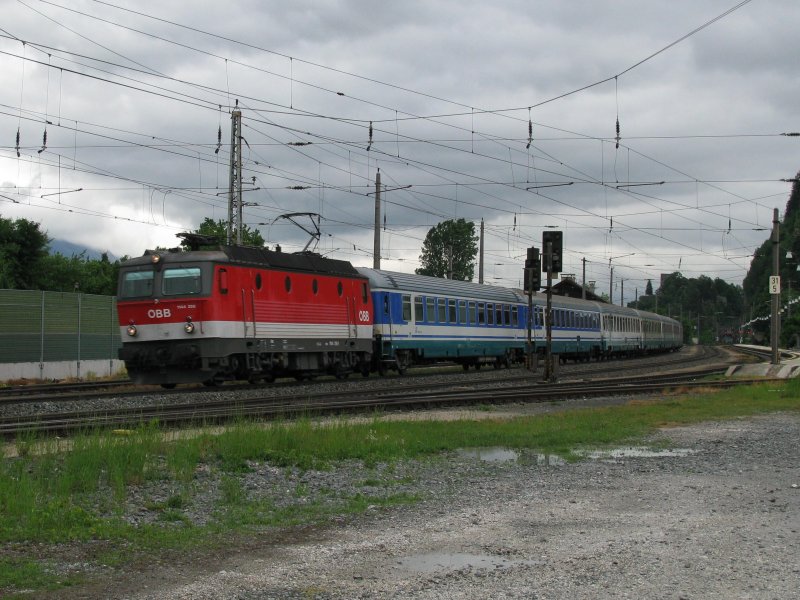 1144 256 ist am 20.5.2008 mit IC 87 bei Brixlegg unterwegs.