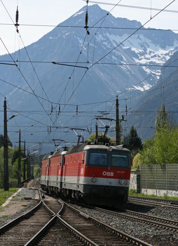 1144 257, 208 und 254 sind am 25.04.2009 als Lokzug Richtung Kufstein unterwegs. Aufgenommen in Brixlegg.