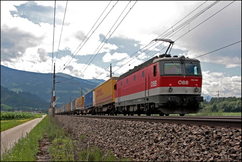 1144 257 (9181 1144 257-7) schiebt den  DHL-Express  von Kufstein zum Grenzbahnhof Brennero/Brenner. Die Lok ist im Auftrag von TXL unterwegs. (08.07.2008)
