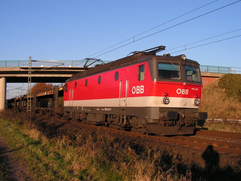 1144 257 ist hier am 22.10.07 mit einer Planleistung fr TXL auf der KBS 380 Richtung Hannover  unterwegs.