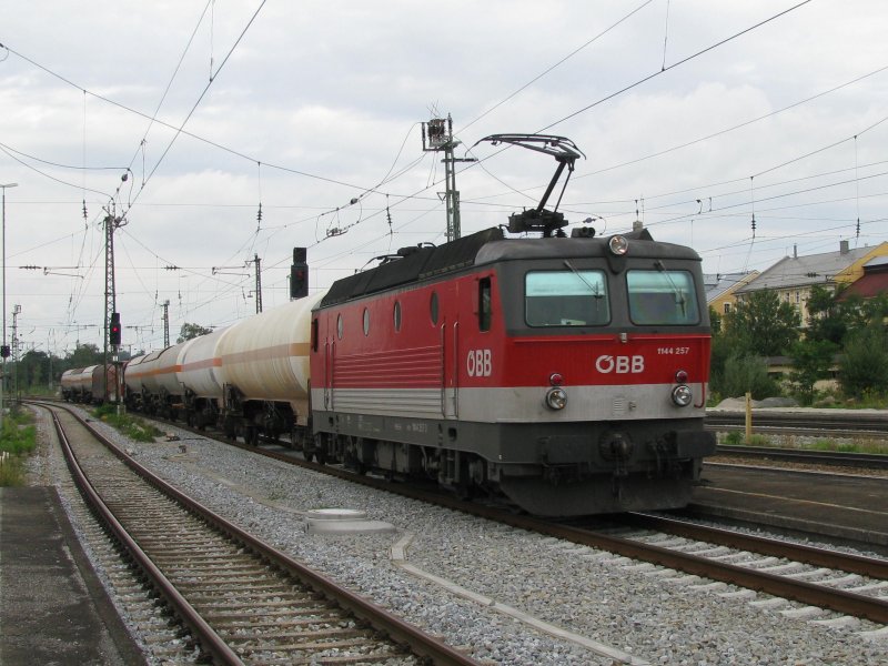 1144 257 mit Gterzug am 1.9.2008 in Rosenheim.