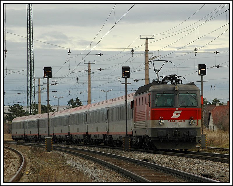 1144 258 mit dem OEC 555  sterreichischer Stdtebund 
 von Wien nach Graz, bei der Durchfahrt in Neunkirchen am 6.1.2007