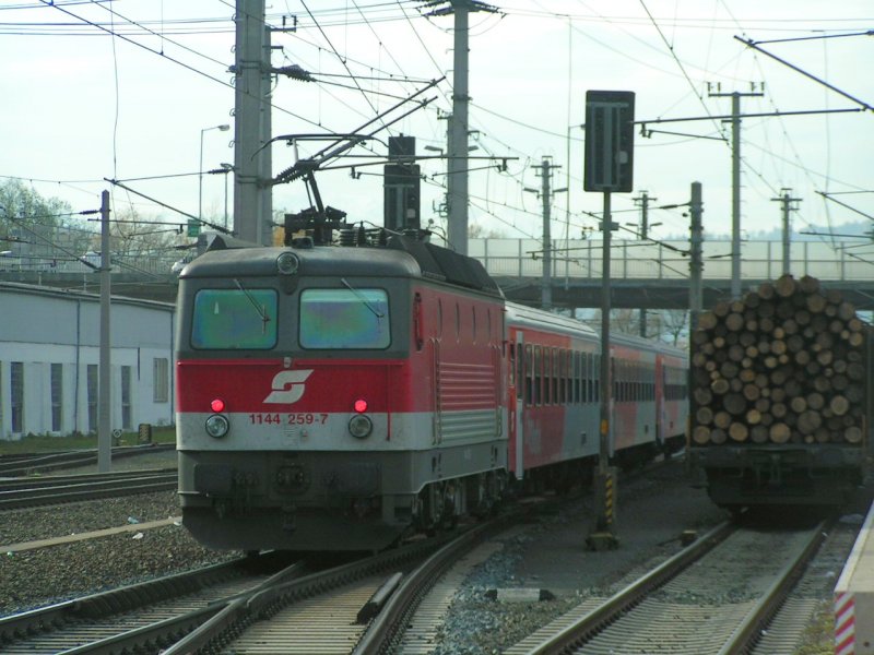 1144 259-7 dient als Schublok fr R5115 Ausfahrt Bhf.Jenbach 061121