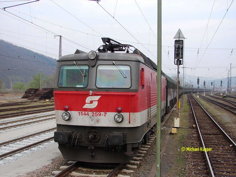 1144 259-7 war mit einem Autozug beladen abgestellt in Gemnden. Die TX Logistik hat einige Loks von den BB gemietet.