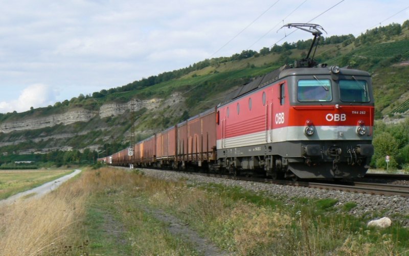 1144 262 mit einem Mllzug im Maintal bei Thngersheim. Die BB-Maschine ist fr TXL unterwegs und wird in krze Wrzburg erreichen. Dieses Schauspiel war am 21.8.2008 zu beobachten.