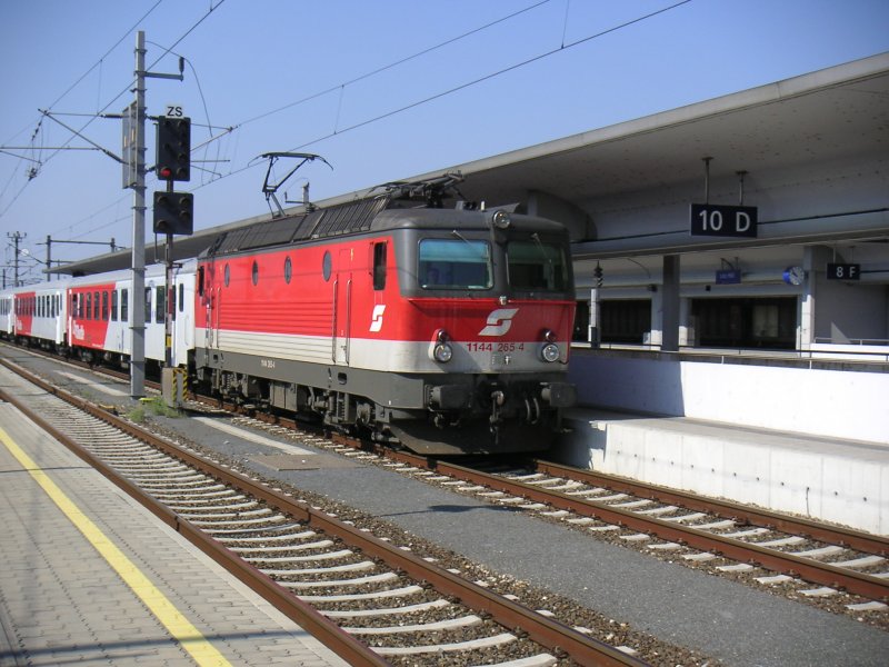 1144 265-4 bei der Ankunft in Linz Hbf. am 30.7.2008