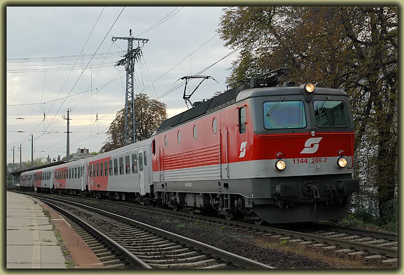 1144 266 am 20.10.2006 mit dem SPR 2116  Waldviertel-Kurier  von Wien Franz Josefs Bahnhof nach Gmnd in Niedersterreich bei der Ausfahrt aus Wien Heiligenstadt.
