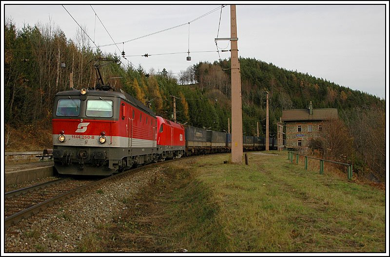 1144 268 als Vorspann eines Gterzuges, welcher von einer 1116 gezogen wird, ber den Semmering von Gloggnitz bis Mrzzuschlag bei der Durchfahrt der Station Klamm-Schottwien am 25.11.2006