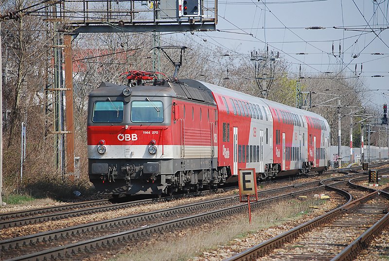 1144 270 bei frhlingshaftem Wetter als S50 bei der Einfahrt in Wien Penzing (4.4.2009)