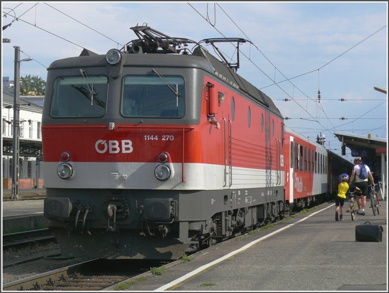 1144 270 ist soeben aus Spielfeld-Strass in Graz Hbf angekommen. (15.05.2008)
