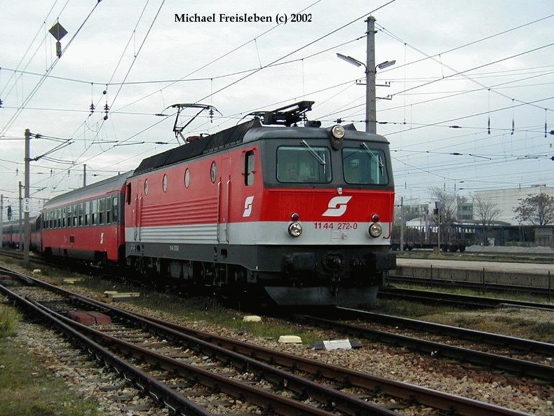 1144 272-0 mit einem IC bei der Einfahrt in den Bahnhof Htteldorf am 14-11-2002