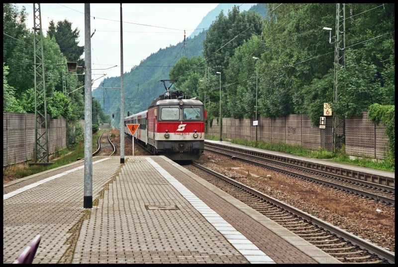 1144 272 rollt diesmal mit einem Regionalzug von Telfs-Pfaffenhofen nach Rosenheim im Juni 2005 in den Bahnhof Kiefersfelden ein.