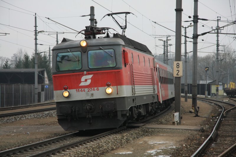 1144 274 vor dem R 3956 bei der Einfahrt in den Bahnhof Traun am 27.12.2007.