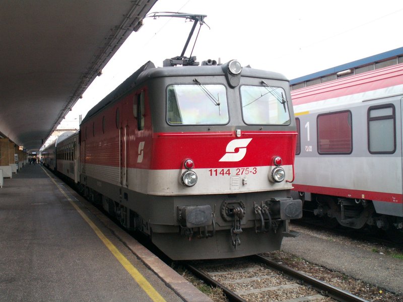 1144 275-3 in Wien West als Regionalzug nach Amstetten, 29.12.2006