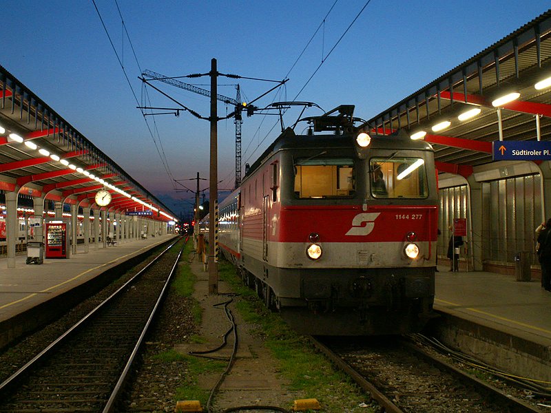 1144 277 ist gerade mit EC 558  Styriate Graz  in Wien Sdbahnhof eingetroffen (27.2.2008)