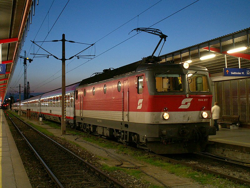 1144 277 mit EC 558  Styriate Graz  in Wien Sdbahnhof (27.2.2008)