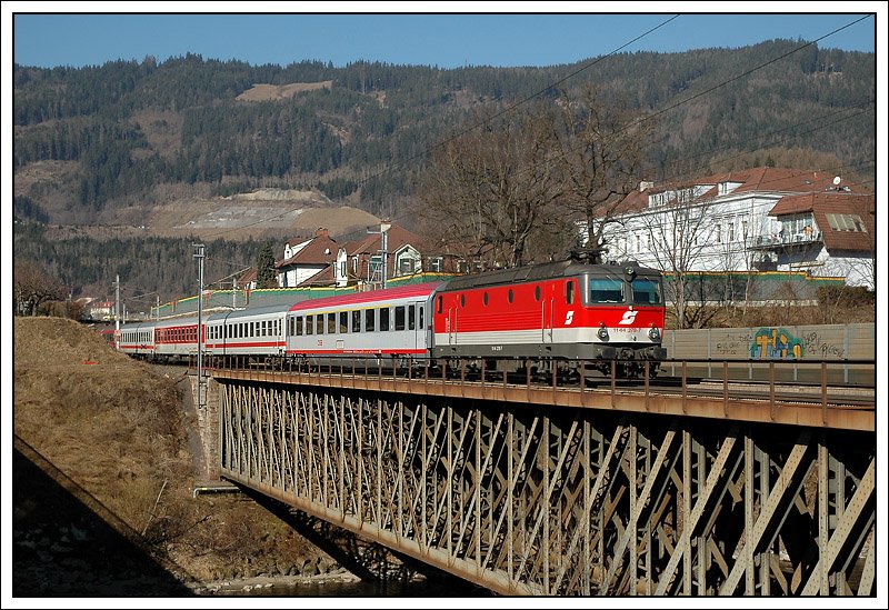 1144 278 bespannte am 25.2.2008 den IC 513 „Ferdinand Raimund“ von Salzburg Hbf nach Graz Hbf. Der Zug berquert hier kurz nach dem Bahnhof Leoben gerade die Mur.