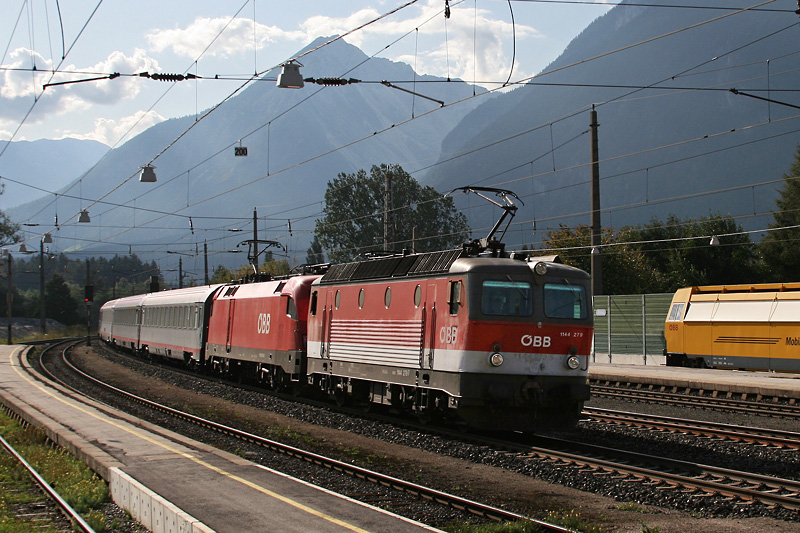 1144 279 + 1116 151 mit OEC 569 am 19.09.2009 in Brixlegg.