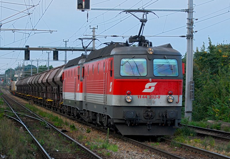 1144 282 mit einer weiteren 1x44er vor einem Gueterzug Richtung Wien Zentralverschiebebahnhof kurz vor Wien Haidestrasse am 01.09.2008.