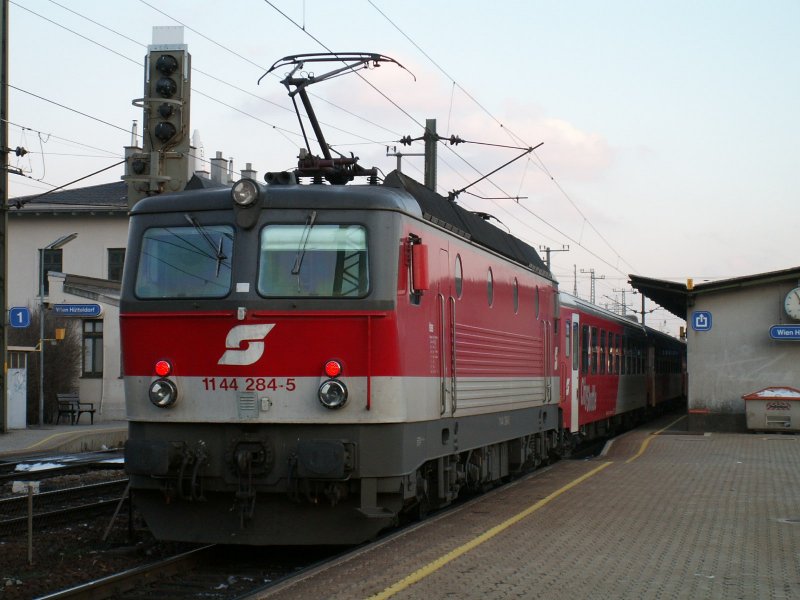 1144 284-5 als Regionalzug aus St. Plten, hier in Wien Htteldorf, 26.1.2007