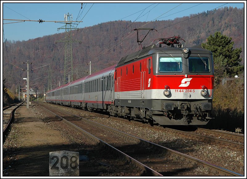 1144 284 bespannte am 24.11.2006, den nur aus Upgradewaggons bestehenden OEC 555  sterreichischer Stdtebund  von Wien nach Graz. Die Aufnahme entstand kurz vor dem Grazer Hauptbahnhof in Graz-Gsting.