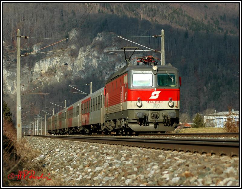 1144 284 mit SPR 1907 auf dem Weg nach Graz kurz nach Peggau-Deutschfeistritz am 21.2.2006