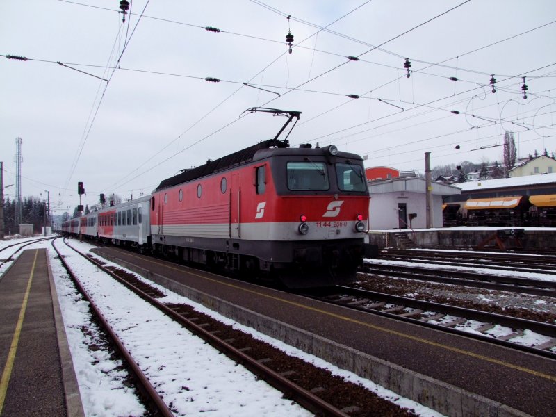 1144 286-0 schiebt R5912 aus dem Bahnhof Schrding/Inn; 090130