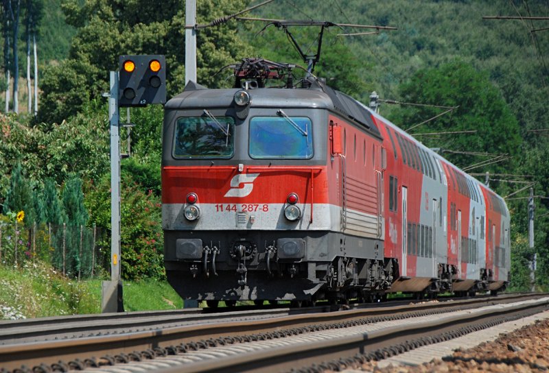 1144 287 vor REX 1618 Richtung St. Valentin. Tullnerbach, am 15.08.2009.